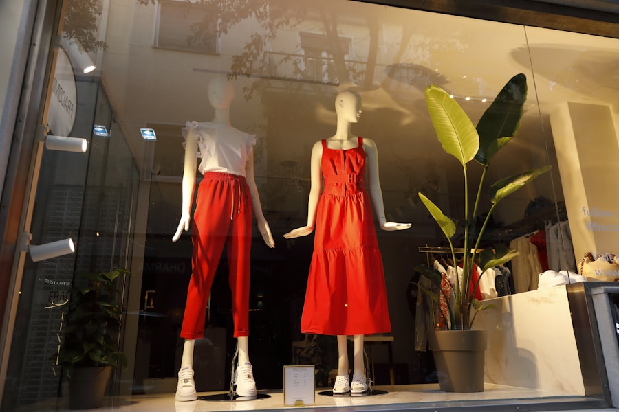 Descubre a los diseñadores emergentes que están revolucionando el mundo de la moda con materiales naturales